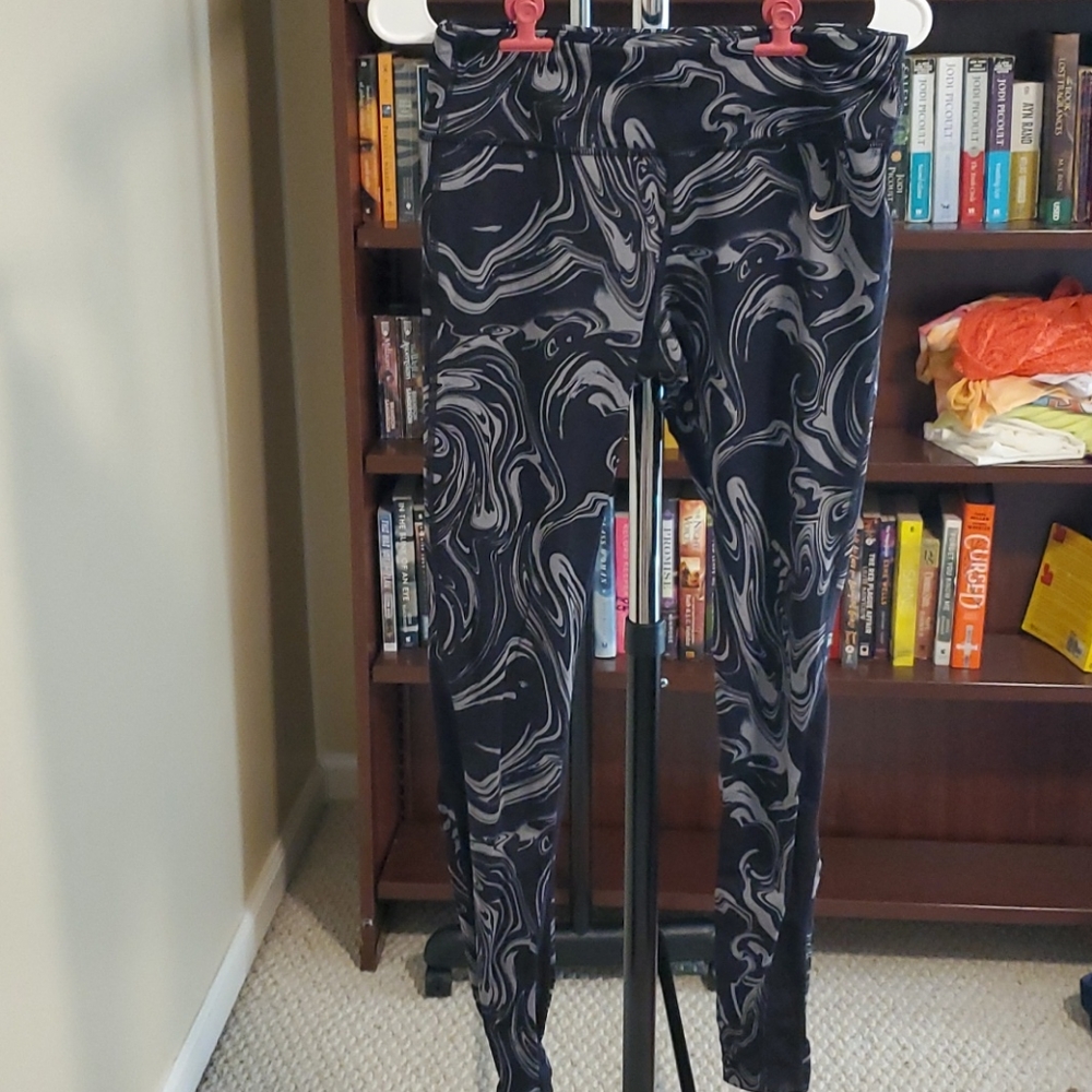 Nike running tights with mesh behind knee accent